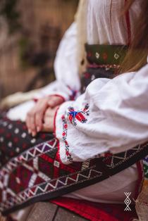 Simona Niculescu imbracata in cosumul traditional de Dobrogea de Sud