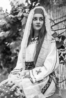 Simona Niculescu imbracata in cosumul traditional de Dobrogea de Sud